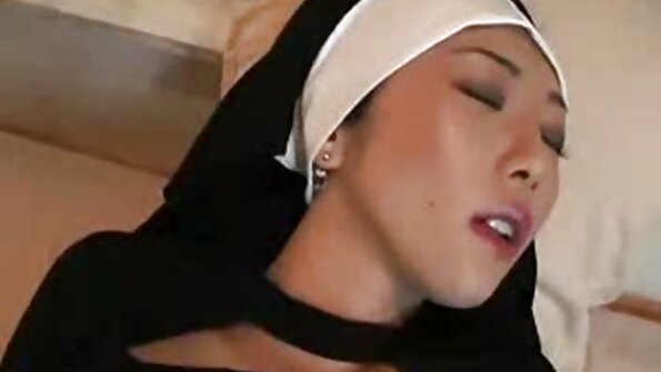 セックスに飢えた熟女アンナ・モルナはそれがラフが好きです！ 激しい レズビアン 動画