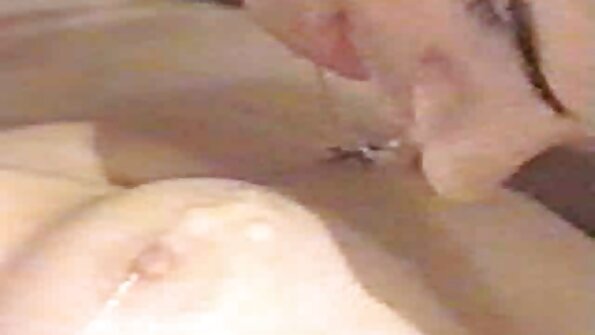 ダーシーとサラがプールサイドでお互いを舐めている lesbian 無料 動画